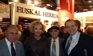 Elvira Cortajarena, con directivos de la Fundación Juan de Garay y de Feva.