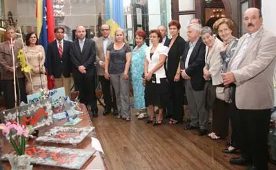 El Consejo Directivo icodense, posan con el cónsul general de España, Aníbal Jiménez Abascal; el cónsul general adjunto, Bernabé Aguilar Arigo; el delegado del Gob. de Canarias, Jacinto Pérez Acosta; y el presidente del HCV, José Miguel Pér