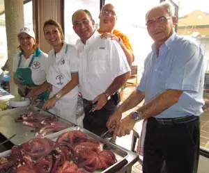  Mª Rúa de García, dirª. de ‘Aires Galegos’; Bety Vieiros Rivas, Anxo Miguel Quiroga Sobrado, expdte.; José Luis Quiven Justo, vicepdte. CGPLC; y Alfonso Pájaro Nogueira, expresidente, sirviendo el género. R. Barreiro
