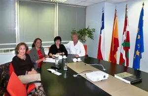 Ana Urchueguía, con la nueva directiva del Centro Vasco de Chile.