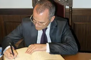 El conselleiro firma en el Libro de Oro del Centro Gallego de Barcelona.
