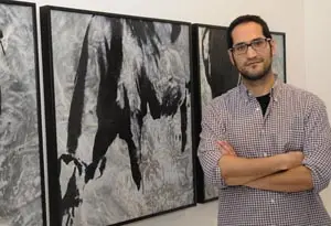 Iago Eireos, ante una de sus obras.