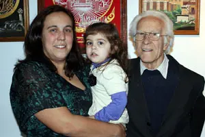 Manuel Cordeiro, junto a su hija Marina y su nieta Ernestina, en una imagen reciente. 