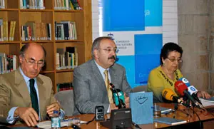 De izda. a dcha., Alfonso Paz-Andrade, Ramón Villares y Rosario Álvarez, durante la presentación.
