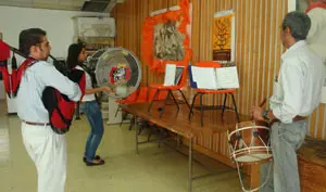 Algunos miembros del grupo, durante un ensayo. 