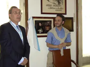 Los presidentes de la fundación y del Centro Gallego, en el momento en que se descubre la placa.