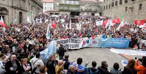 Numerosas personas se dieron cita en la Praza da Quintana de Santiago.