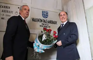  Pachi Vázquez y Alfonso Paz-Andrade en la ofrenda floral en el panteón de Lérez.