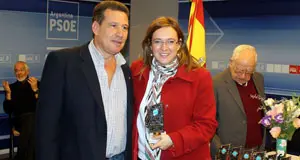 Gustavo Acosta entrega la distinción a nuestra corresponsal Mariana Ruiz.