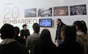 Ana Urchueguía explica la muestra a los alumnos.