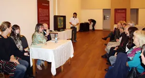  Julia Hernando, acompañada por Maricarmen Ruiz, Gabriela Azaña, Teodoro González y Patricio Gómez, durante la inauguración de la Biblioteca del Centro Burgalés de Buenos Aires. 