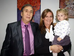 Josefina Rodríguez Posa junto a su nieta Pilar y Francisco Puebla.