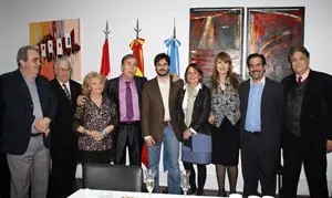 Celebración Día Madrid y Fiesta Patronales de San Isidro en el Centro de Madrileños de Argentina. Directivos de la entidad posan junto al consejero de Educación de la Embajada de España y la presidenta de la Federación de Sociedades Castellana