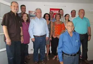  El nuevo secretario general, junto a los miembros de su Comisi&oacute;n Ejecutiva Territorial para el per&iacute;odo 2012-2016, y al presidente de honor, Enrique Plasencia Herrera.