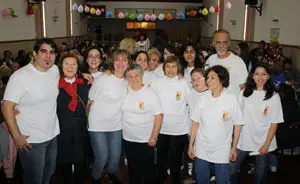 Integrantes de la Asociación Residentes de Mos y del grupo de cantareiras de la institución, colaborando en la realización de la 13ª edición de la Xuntanza de Cantareiras.