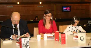 La jovencita Ana comenzando la lectura.