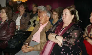  La primera a la izq., la presidenta del Centro, Beatriz Lagoa, entre el público, acompañada por otros directivos de la institución.