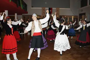 Grupo de baile de la colectividad.
