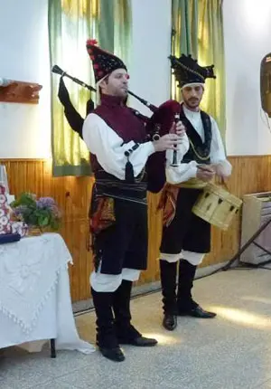 madryn.xantar las gaitas dan comienzo al almuerzo