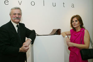 P. Mansilla y C. Pérez ante una de sus obras