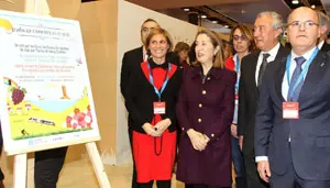 Ana Pastor en la visita al pabellón de Galicia en Fitur 2