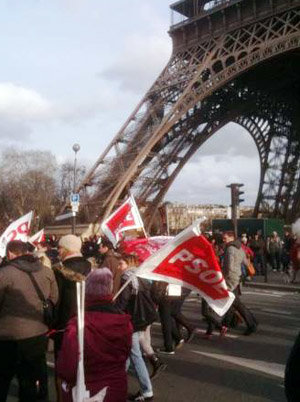 ante Torre Eiffel militantes PSOE Paris