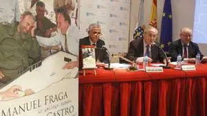 Alvelo, Ónega y Pérez-Desoy con el cartel del libro en primer plano