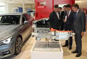 El titular de la Xunta visitó esta mañana las instalaciones de Nissan 2