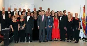 La coral posa con su director, la pianista, con el delegado, el diputado Ruano, la violinista y el presidente de la coral