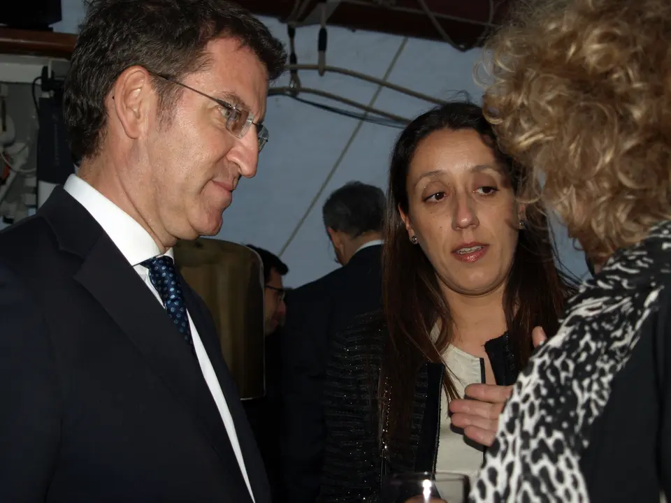 Feijóo habla con los invitados a la recepciónP6234407