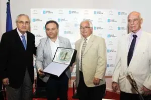 Armando Requeixo recibe la placa conmemorativa.