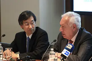 GRA262. MADRID, 16/07/2014.- El ministro de Asuntos Exteriores, José Manuel García-Margallo, junto al embajador japonés en España, Satoru Satoh (i), durante su intervención en la jornada del año dual España-Japón que se celebra en Madrid. EFE/Diego García