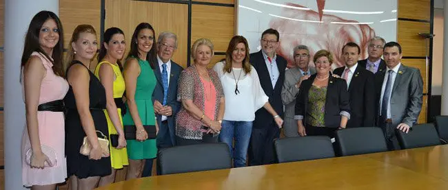 Fotografia de familia con los representantes de FECACV tras la reunión.