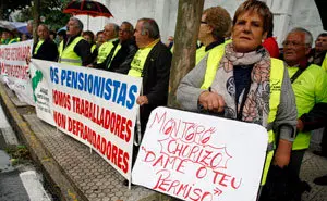 Protesta de emigrantes retornados frente al parlamento.