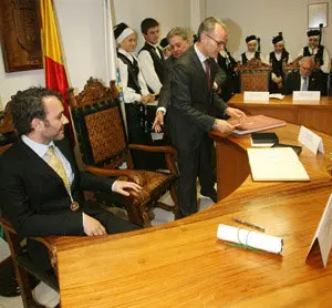 MANOEL CARRETE RIVERA PRESIDENTE DO CENTRO GALEGO DE BARCELOA RECIBE A MEDALLA DE OURO DE QUIROGA