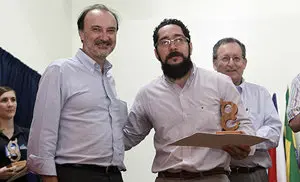 SJ3004 GUÁCIMO (COSTA RICA) 12/11/2014- El secretario de Estado español de Cooperación y para Iberoamérica, Jesús García, posa junto con el colombiano Hernán Augusto Salamanca (d), quien ganó un premio por el proyecto "captadora de ganadera multipropósito" hoy, miércoles 12 de noviembre de 2014, en un evento de la Escuela de Agricultura de la Región del Trópico (EARTH) de Costa Rica y el Banco Interamericano de Desarrollo (BID), donde se premiaron a 16 proyectos latinoamericanos innovadores y amigables con el medio ambiente, que permitirán adaptarse al cambio climático. EFE/Jeffrey Arguedas