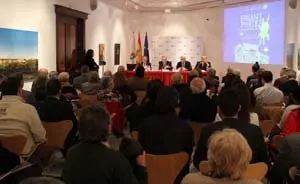 Un momento del acto, con público