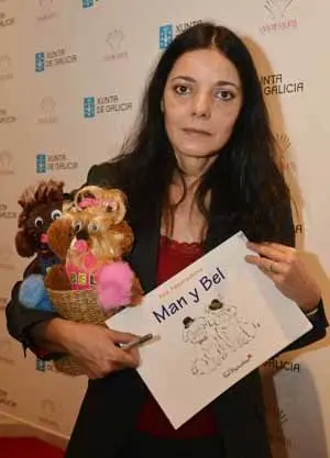 La autora con una recreación de sus personajes