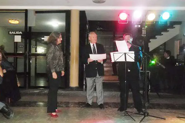 Estela Menéndez, secretaria de la&nbsp;Asociación Española de S.M. de Punta Alta retiró la distinción correspondiente a&nbsp;&nbsp;Reynaldo Edmundo Garaycochea&nbsp;a moción de esa institución