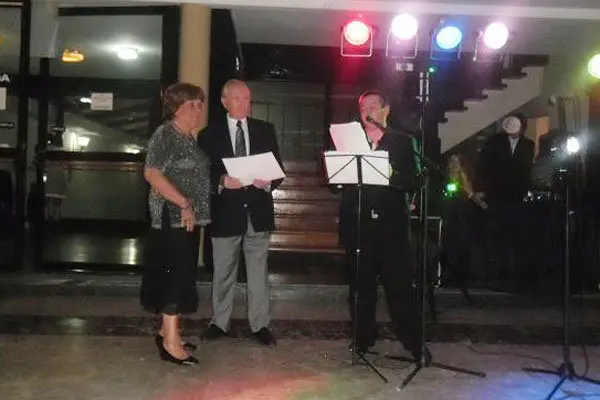 Manuel Cuestas, presidente de la&nbsp;Asociación Española de S.M. de Neuquén recibió de manos de Reus Tous el diploma correspondiente al Sr.&nbsp;Juan Lozano Castaño