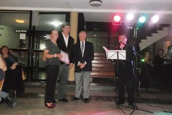 Jorge Gutiérrez presidente de la&nbsp;&nbsp;Asociación Española de S.M. de Tornquist junto a Antonio Reus Tous, entregaron el diploma a una sorprendida&nbsp;Magdalena Cristina Sendín Vizcaya&nbsp;conocida por todos como&nbsp;"Charito de Madrid"