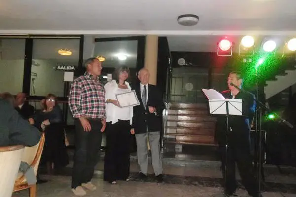 María Ángela Torres presidenta del&nbsp;Instituto Argentino de Cultura Hispánica de Bahía Blanca retiró el diploma para entrega a&nbsp;la Srta.&nbsp;Celia Nancy Priegue presentada por el mencionado Instituto