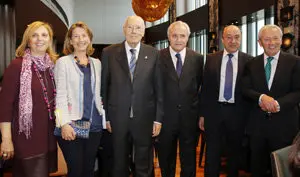 Pilar Falcón, presidenta del Club de Periodistas Gallegos, García Señoráns, Romay Beccaría, J.R. Ónega, Lage y Fernando Ónega