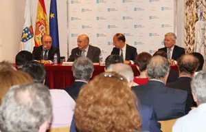 Vista general de la mesa con parte del público
