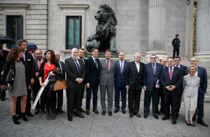 GRA068. MADRID, 11/06/2015.- El ministro de Justicia, Rafael Catalá (c), junto al ministro de Asuntos Exteriores, José Manuel García-Margallo (4d), y otros parlamentarios, posa con miembros de la comunidad judia española en la entrada al Congreso de los Diputados donde el Pleno aprueba hoy definitivamente la ley para la concesión de la nacionalidad española a los sefardíes, descendientes de los judíos expulsados de la península en 1492, que acrediten una especial vinculación con España, aún cuando no tengan residencia legal en el país. EFE/Paco Campos