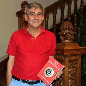 Francisco Rodríguez Pastoriza con su libro