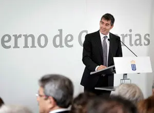 El Presidente electo D. Fernando Clavijo toma posesión de su cargo en la sede del Gobierno de Canarias de Gran Canaria.

Esta fotografía oficial del Gobierno de Canarias es solamente para uso editorial por medios de comunicación. La fotografía no puede ser manipulada de ninguna manera y no se puede utilizar en materiales comerciales y/o políticos, publicidad, correos electrónicos, productos, promociones que de alguna manera pueda sugerir la aprobación o respaldo del Presidente, o el Gobierno de Canarias.