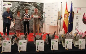 Paadín, Mijares R. Zarraquiños y Ónega en la presentación con parte de los vinos dispuestos para su cata