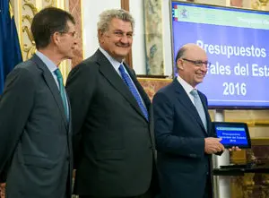 Enrique Serrano, presidente de la C. de Presupuestos, junto a Jesús Posada y Cristóbal Montoro