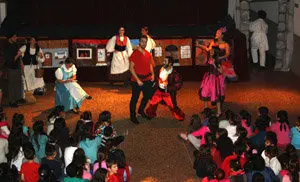 Día del Niño en Arantei Actuación del grupo teatral 2
